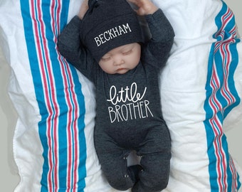 Roupa de irmãozinho voltando para casa, macacão cinza escuro com chapéu com nome personalizado, roupa para levar para casa, personalizada, menino recém-nascido, bebê menino