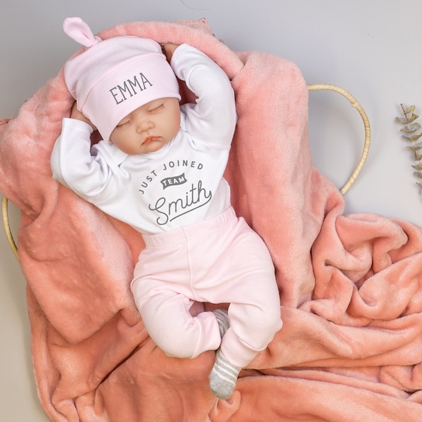 Baby Girl Coming Home Outfit, Neugeborene Mädchen, gerade beigetreten Team Baby Outfit, Personalisierter Vor- und Nachname, Rosa