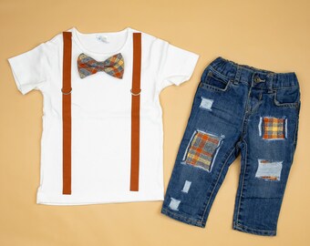 Höstkläder för småpojkar. Fluga och hängslen. Brända orange rutiga sönderrivna jeans. Thanksgiving. Pumpafält. 12 m 18 m 24 m 2t 3t 4t
