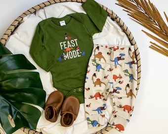 Babypojke-dinosauriekostym för Thanksgiving. Festläge. 1:a Thanksgiving-outfit. Olivgrön bodysuit. Body och leggings.