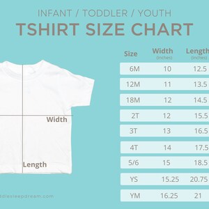 Op de afbeelding: Een wit T-shirt met een maattabel voor baby's, peuters en jeugd. De tabel toont de breedte en lengte in inches voor elke maat, van 6M tot YM.