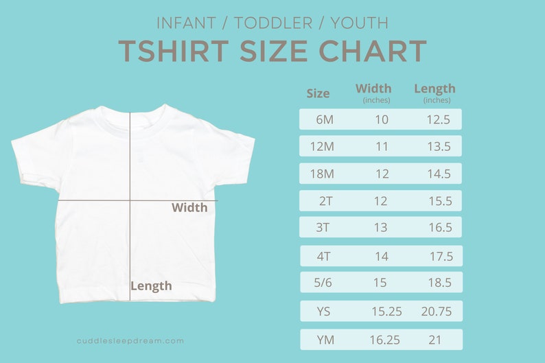Op de afbeelding: Een wit T-shirt met een maattabel voor baby's, peuters en jeugd. De tabel toont de breedte en lengte in inches voor elke maat, van 6M tot YM.