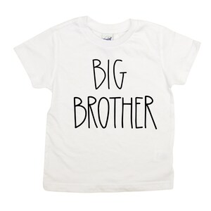 Op de afbeelding: Wit T-shirt met zwarte tekst "BIG BROTHER".