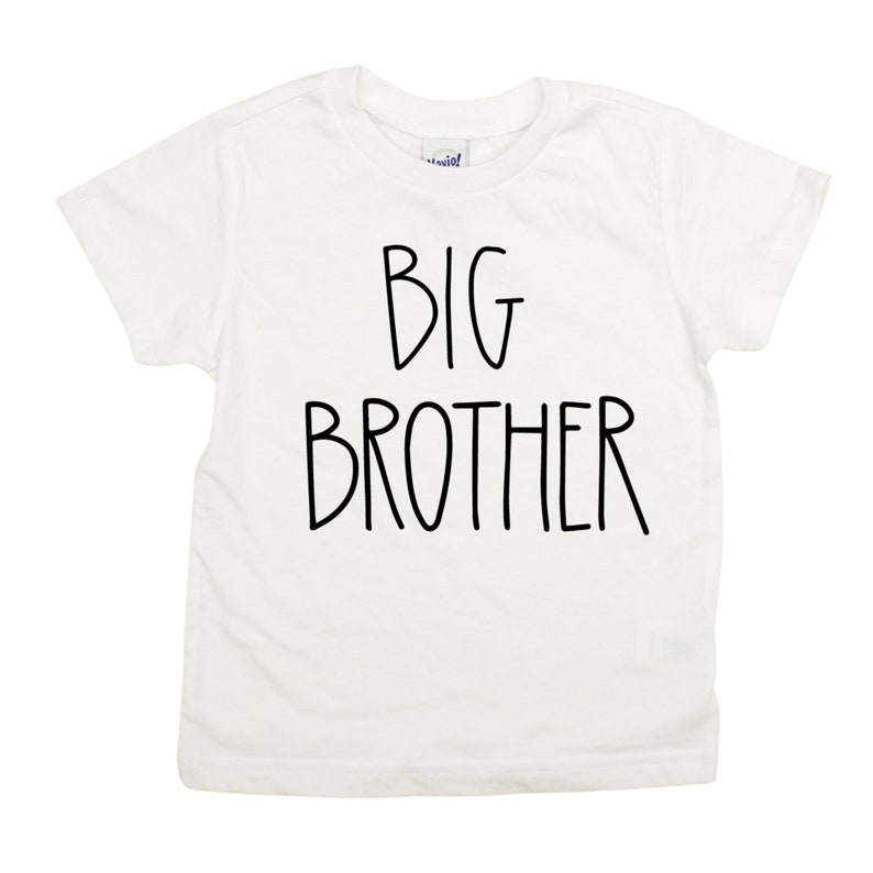 Op de afbeelding: Wit T-shirt met zwarte tekst "BIG BROTHER".