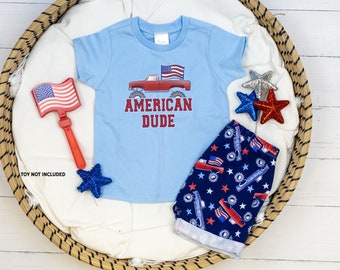 Ragazzo americano. Completo per bambino per il 4 luglio. Maglietta patriottica con monster truck. Completo per il 4 luglio. Pantaloncini con monster truck. Bambino 2t 3t