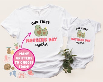 Passende Muttertags-Shirts. Lustig unser erstes Muttertags-Shirt. Baby Strampler personalisiert. Avocado, Planeten, Regenbogen, Muttergeschenk vom Baby