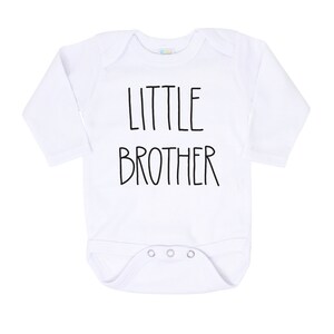 Op de afbeelding: Witte baby romper met lange mouwen met zwarte tekst "LITTLE BROTHER".