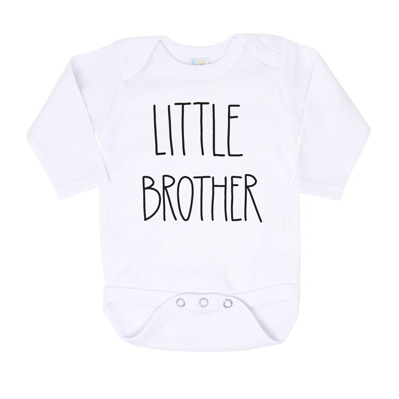 Op de afbeelding: Witte baby romper met lange mouwen met zwarte tekst "LITTLE BROTHER".