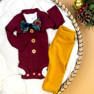Kersttrui voor babyjongen. Bordeaux en groen, baby vestje met vlinderdas en broek. Geruite vlinderdas. Pasgeboren. Mosterdkleurige corduroy broek