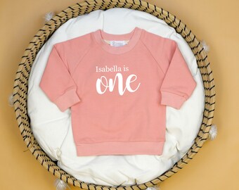 Personalisiertes Mädchens erster Geburtstag Sweatshirt. 2.oder 3. Eins, Zwei. Geburtstagssweatshirt mit Nummer und Name. Rosa