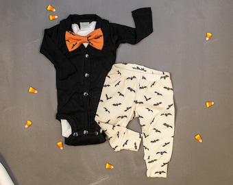 Baby Jungen Halloween Outfit. Schwarze Strickjacke & Fledermäuse auf Ivory Jogginghose. Baby-Herbstkleidung. Neugeborener Junge. Fliege.