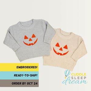 Pull d&#39;Halloween pour bébé ou tout-petit. Pull en grosse maille avec tête de citrouille brodée.  Crème ou gris. Petit garçon ou petite fille.
