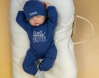 Kleiner Bruder Coming Home Outfit, Marineblauer Strampler mit personalisiertem Namenshut, Outfit zum Mitnehmen, personalisiert, Neugeborener Junge, Baby Boy