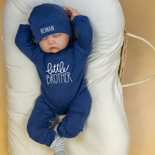 Traje de hermanito que regresa a casa, mameluco azul marino de mezclilla con sombrero de nombre personalizado, traje para llevar a casa, personalizado, niño recién nacido, niño