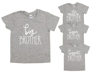 Camisa de Gran Hermano / Heather GREY, SCRIPT, BLANCO / anuncio de hermano mayor, medio, más grande, más grande