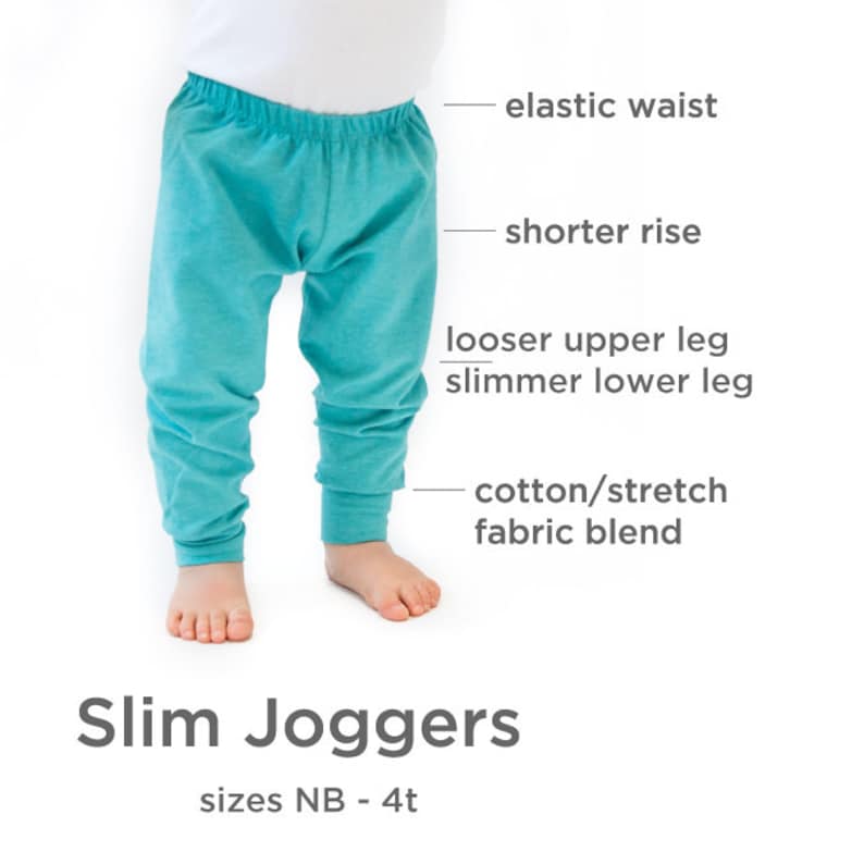 Puede incluir: Joggers ajustados de color turquesa para beb&eacute;s y ni&ntilde;os peque&ntilde;os, con cintura el&aacute;stica, tiro m&aacute;s corto, pierna superior m&aacute;s holgada y pierna inferior m&aacute;s estrecha. Hecho de una mezcla de algod&oacute;n y tejido el&aacute;stico. Tallas NB - 4t.