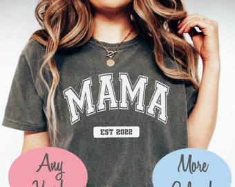 Custom Mama Shirt. Mama Est 2024. Varsity Collegiate Style. Comfort Colors Mom Shirt. Mother's Day Gift. Pregnancy Announcement. New Mom.