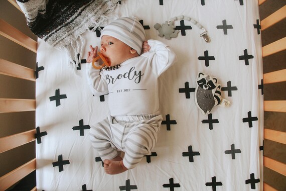 Baby Boy Coming Home Outfit Newborn Coming Home Outfit Personalized Baby Gown and Hat Set Personalized Newborn Outfit Kleding Unisex kinderkleding Unisex babykleding Pyjamas & Badjassen Bring Home Outfit 