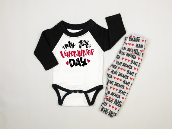 First Valentine's Day Outfit for Baby Boy, Raglan Bodysuit, Valentine Heartbreaker Leggings, Newborn boy 1st Valentine's Day Il_570xn
