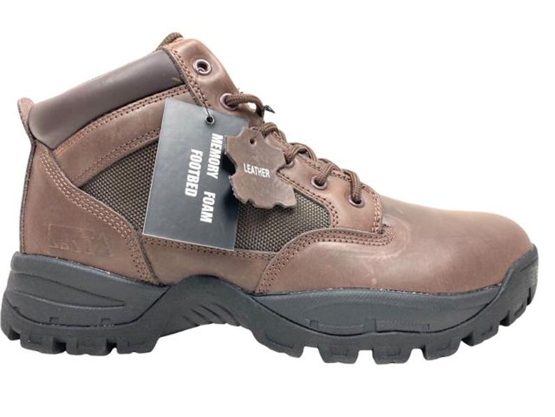 K&ouml;nnte beinhalten: Braune Lederstiefel mit Schn&uuml;rung und Memory-Schaum-Fu&szlig;bett. Die Stiefel haben eine robuste Au&szlig;ensohle und ein Etikett mit der Aufschrift "Leder" und "Memory Foam Fu&szlig;bett".