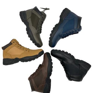 K&ouml;nnte beinhalten: F&uuml;nf Paar Kn&ouml;chelboots in verschiedenen Farben, darunter Schwarz, Braun, Gr&uuml;n und Blau. Die Stiefel haben einen Schn&uuml;rverschluss und eine robuste Au&szlig;ensohle.