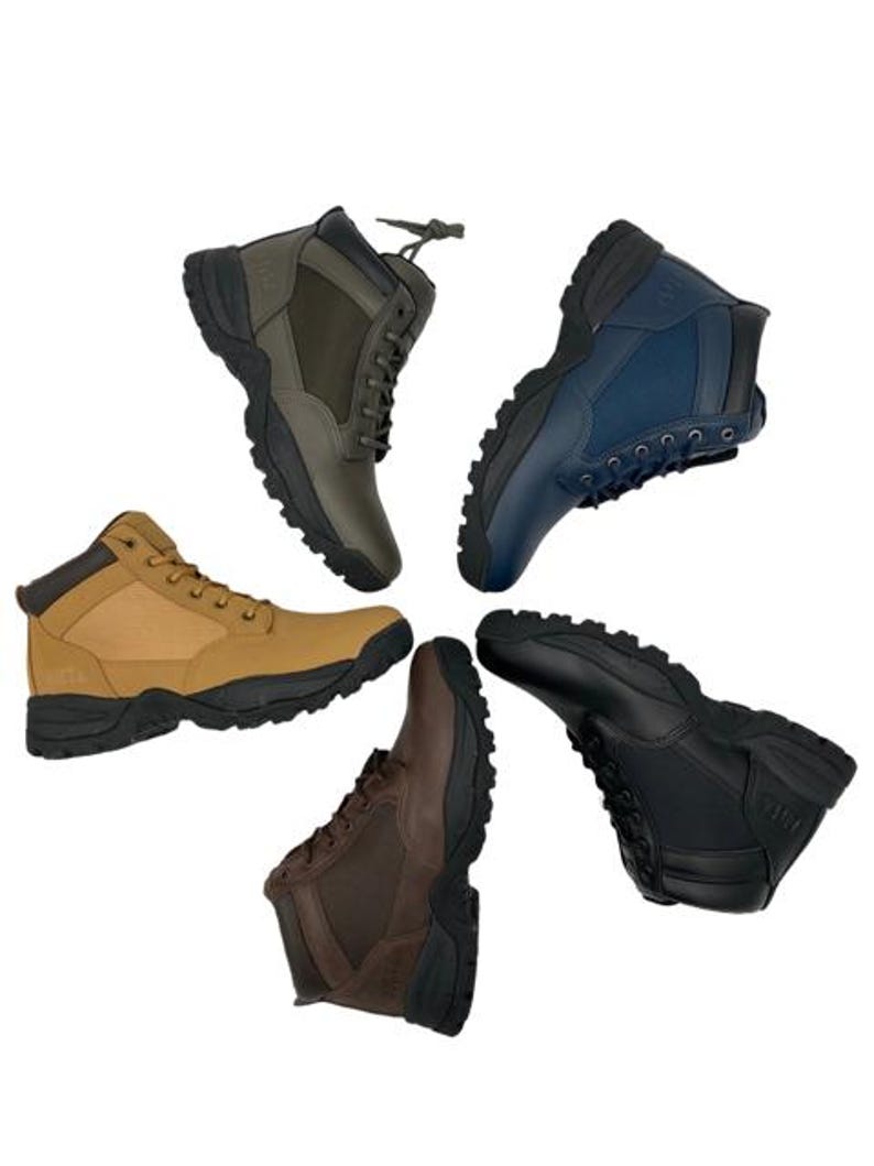 K&ouml;nnte beinhalten: F&uuml;nf Paar Kn&ouml;chelboots in verschiedenen Farben, darunter Schwarz, Braun, Gr&uuml;n und Blau. Die Stiefel haben einen Schn&uuml;rverschluss und eine robuste Au&szlig;ensohle.