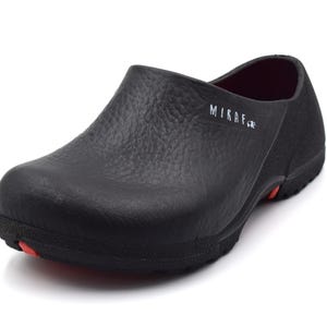 Puede incluir: Zapato de trabajo negro de slip-on con suela de goma texturizada y la palabra "MIRAFO" impresa en el lateral.