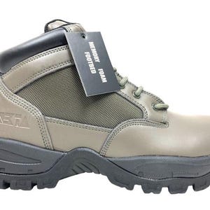 K&ouml;nnte beinhalten: Ein Paar olivgr&uuml;ne Lederstiefel mit schwarzen Schn&uuml;rsenkeln und einer schwarzen Sohle. Die Stiefel haben ein Mesh-Panel an der Seite und den Text "MEMORY FOAM FOOTBED" auf einem schwarzen Etikett.