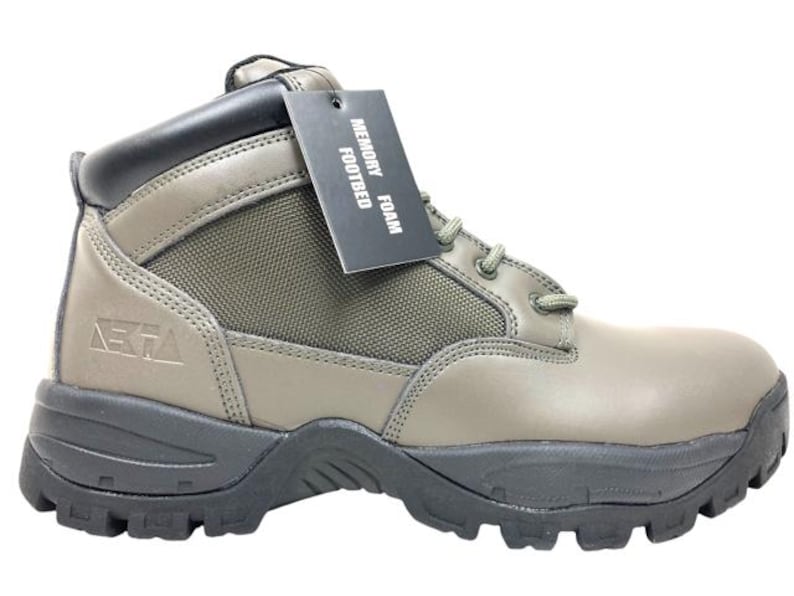 K&ouml;nnte beinhalten: Ein Paar olivgr&uuml;ne Lederstiefel mit schwarzen Schn&uuml;rsenkeln und einer schwarzen Sohle. Die Stiefel haben ein Mesh-Panel an der Seite und den Text "MEMORY FOAM FOOTBED" auf einem schwarzen Etikett.