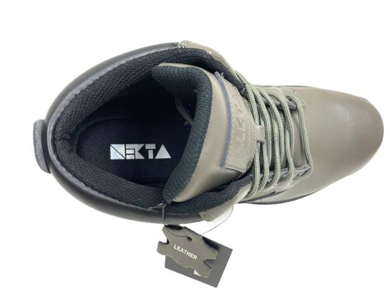 K&ouml;nnte beinhalten: Ein Paar graue Lederstiefel mit schwarzen Schn&uuml;rsenkeln. Die Stiefel haben ein schwarzes Lederfutter und eine schwarze Sohle. Die Stiefel haben ein Etikett mit der Aufschrift "Leder" darauf.