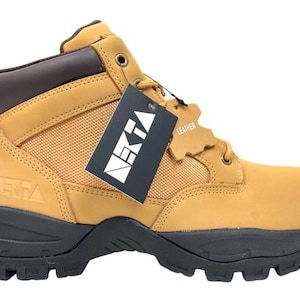 K&ouml;nnte beinhalten: Tanfarbene Arbeits-Stiefel aus Leder mit schwarzen Schn&uuml;rsenkeln und einer schwarzen Gummisohle. Die Stiefel haben ein Mesh-Panel an der Seite und ein schwarzes Etikett mit der Aufschrift "NEKTA LEATHER".