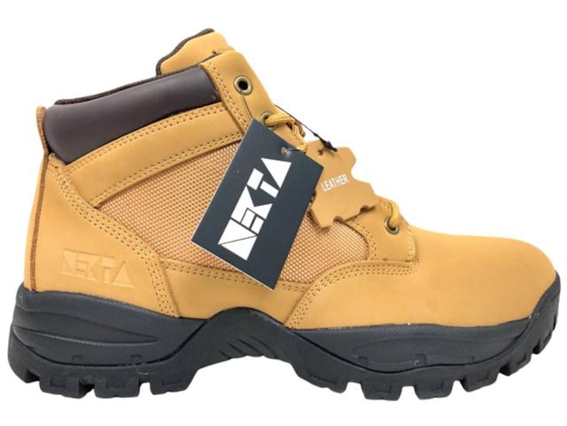 K&ouml;nnte beinhalten: Tanfarbene Arbeits-Stiefel aus Leder mit schwarzen Schn&uuml;rsenkeln und einer schwarzen Gummisohle. Die Stiefel haben ein Mesh-Panel an der Seite und ein schwarzes Etikett mit der Aufschrift "NEKTA LEATHER".