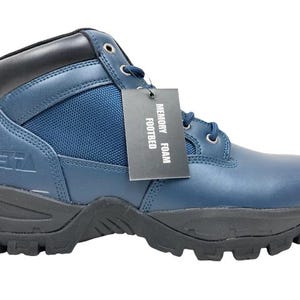 K&ouml;nnte beinhalten: Blaue Lederstiefel mit schwarzen Schn&uuml;rsenkeln und einem schwarzen Etikett mit Memory-Schaum-Fu&szlig;bett. Die Stiefel haben eine robuste Au&szlig;ensohle.