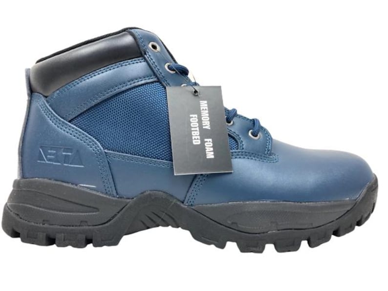 K&ouml;nnte beinhalten: Blaue Lederstiefel mit schwarzen Schn&uuml;rsenkeln und einem schwarzen Etikett mit Memory-Schaum-Fu&szlig;bett. Die Stiefel haben eine robuste Au&szlig;ensohle.
