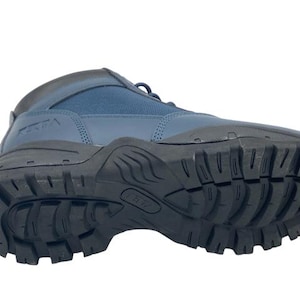 K&ouml;nnte beinhalten: Blaue Wanderschuhe mit schwarzer Gummisohle. Die Sohle hat ein tiefes Profil f&uuml;r Grip.