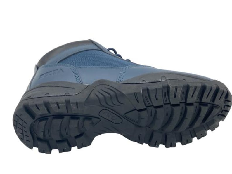 K&ouml;nnte beinhalten: Blaue Wanderschuhe mit schwarzer Gummisohle. Die Sohle hat ein tiefes Profil f&uuml;r Grip.