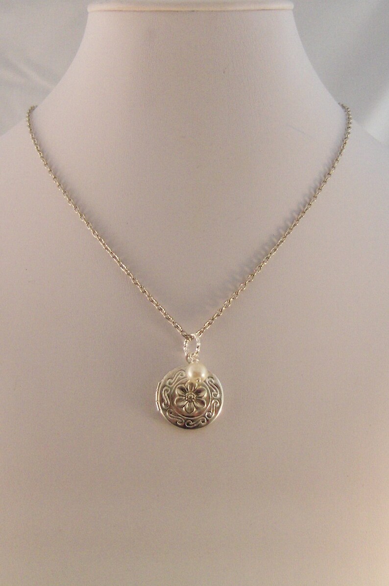 Petite Fleur,Necklace,Lockert Necklace,Flower Necklace,Handemade Locket,Pink Pearl,Pearl Necklace,Girl,Child,Baby,Girl Locket,Pink Necklace