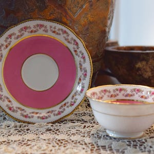 tasse à thé et soucoupe Aynsley vintage. Rose et blanc avec bordure dorée et fleurs