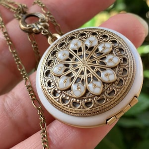 Vintage style Locket Necklace/mandala/Anniversary/Bridesmaid gift/Wedding/Birthday/Sister/Mom/Daughter/Photo Picture/friend.