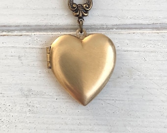 Simple antique style heart Locket /Wedding Necklace/Anniversary/Bridesmaid gift/Birthday/Sister/Mom/Daughter/friends locket