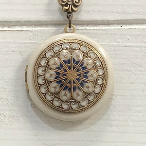 Vintage style Ornate Locket /Wedding Necklace/Anniversary/Bridesmaid gift/Birthday/Sister/Mom/Daughter/something blue/friends locket