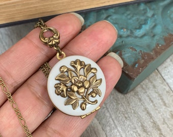 Antique Style flowers Locket  Anniversary Bride Bridesmaid gift Wedding Birthday Sister Mom Daughter/ customized/Christmas gift/anniversary