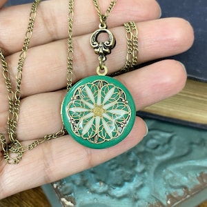 Green flower Vintage style Locket- Anniversary Bride Bridesmaid gift Wedding Birthday Sister Mom Daughter Christmas Gift mother&#39;s day gift