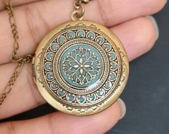 Vintage style Locket Necklace - Filigree antique brass locket