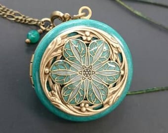 Cute Antique brass flower filigree Locket/antique style/Anniversary/Bridesmaid gift/Wedding/Birthday/Sister/Mom/Daughter/Photo Picture.