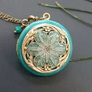 Cute Antique brass flower filigree Locket/antique style/Anniversary/Bridesmaid gift/Wedding/Birthday/Sister/Mom/Daughter/Photo Picture.