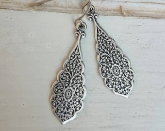 Antiqued Silver tone filigree teardrop earrings,scalloped edge floral earring, drop earrings, Filigree earrings, silver earrings.