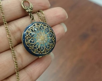 Vintage Style Brass Locket Necklace: Photo Keepsake Pendant