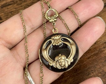 Victorian Vintage Style locket /Anniversary/Wedding/Birthday/Sister/Mom/Daughter/Personalized/Custom Photo Locket.