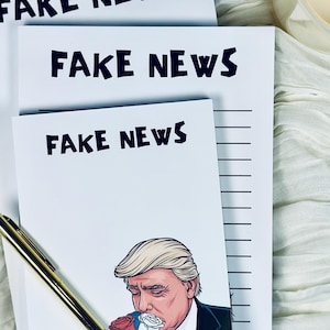 Fake News America Meia carta e um quarto de página, bloco de notas de 50 páginas, lista de tarefas, presente de papelaria, cultura pop, lista de presentes de humor político de escritório